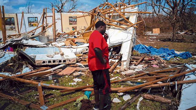 desolador. Un vecino llora ante las ruinas de su casa en Grand Bahama. No tiene noticias de 8 familiares. 