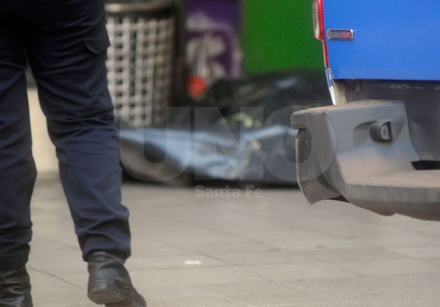 Investigan la causa que produjo la muerte de un hombre en el microcentro santafesino