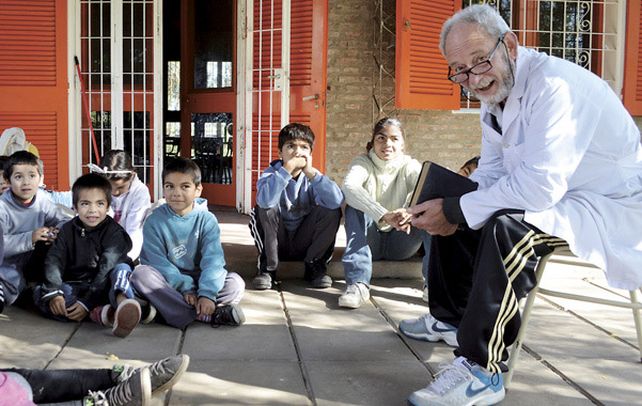 Maestro por vocación. Rubén Ferreyra junto a los alumnos de la primaria y el jardín de infantes de la escuela Nº 1.139