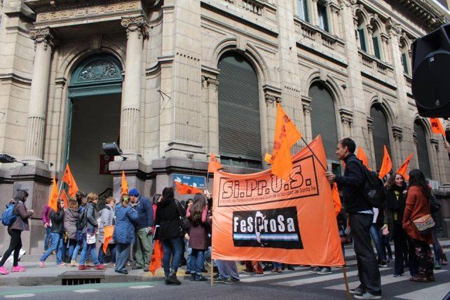 Los médicos de SIPRUS se manifiestan en la sede local del Ministerio de Salud.