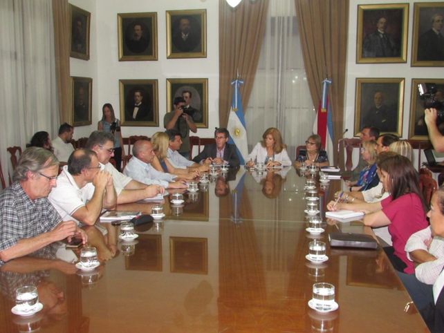 Gremios docentes rechazaron la propuesta de aumento en tres tramos ofrecida por el Gobierno