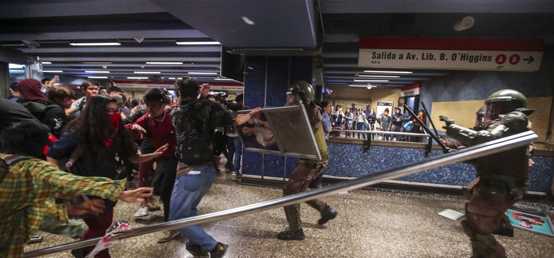 A cinco años del estallido social en Chile.. Carabineros de la Policía chilena enfrentan a un grupo de manifestantes en la estación del metro Los Héroes. ARCHIVO / EFE/ A cinco años del estallido social en Chile.. Carabineros de la Policía chilena enfrentan a un grupo de manifestantes en la estación del metro Los Héroes. ARCHIVO / EFE/