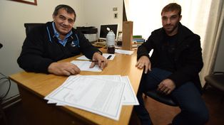 Iván Borghello junto al presidente de Atlético Paraná, José Cáceres, rubricando el contrato que lo ligará con el Decano. &nbsp;
