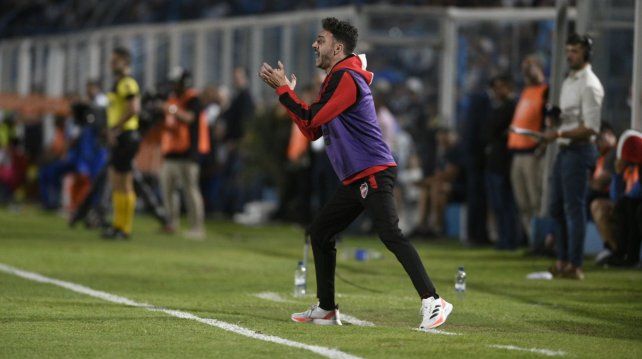 Un punto que va para adelante. Mariano Soso estuvo muy activo en el banco de Newells