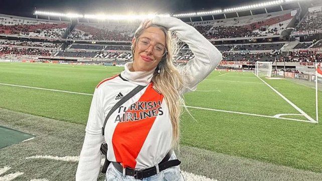 Nati Jota se resbaló en River y es tendencia