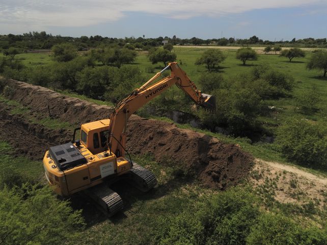Crecida del río: trabajan en la limpieza de canales y desobstrucción de desagües urbanos en Santa Fe, Rincón y Arroyo Leyes