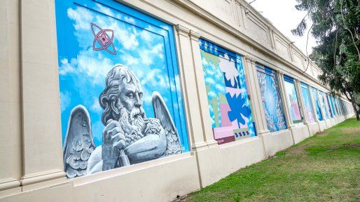 El cementerio El Salvador se renovó sobre avenida Pellegrini con un gran mural colectivo