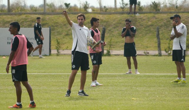 Leones FC. El técnico Franco Ferlazo da indicaciones en el medio del entrenamiento. El equipo de la familia Messi trabaja a full en Funes. &nbsp; &nbsp; 