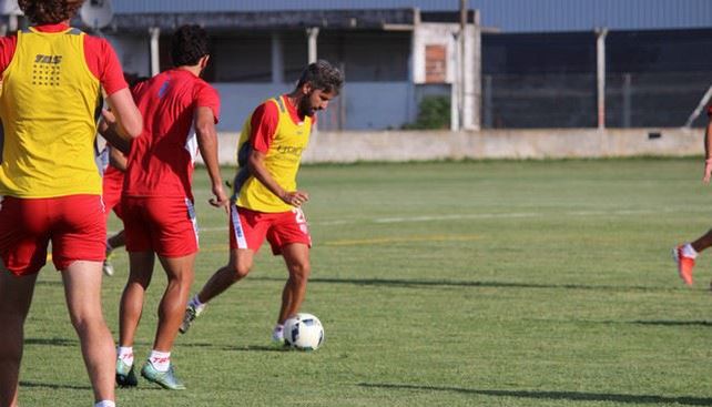 Diego Villar es uno de los jugadores polifuncionales con el que puede contar el entrenador Juan Pablo Pumpido.