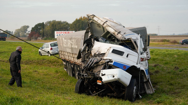 Choque de camiones en la autopista a Buenos Aires. Uno de los vehículos quedó totalmente destruido sobre el cantero central