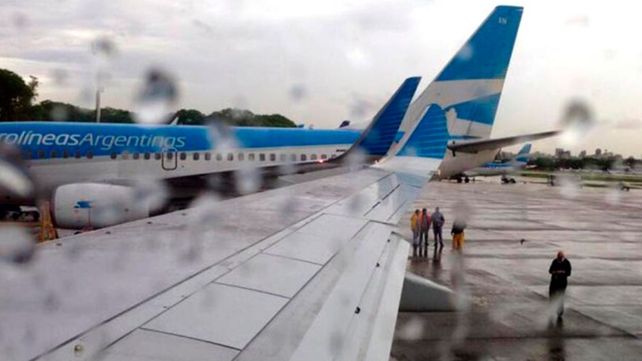 La fuerte tormenta eléctrica obligó a suspender y reprogramar varios vuelos en Ezeiza y Aeroparque.