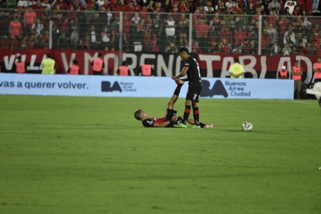 Las lesiones en Newells son un karma en 2026. El juvenil Gómez Mattar elonga el posterior en pleno partido.