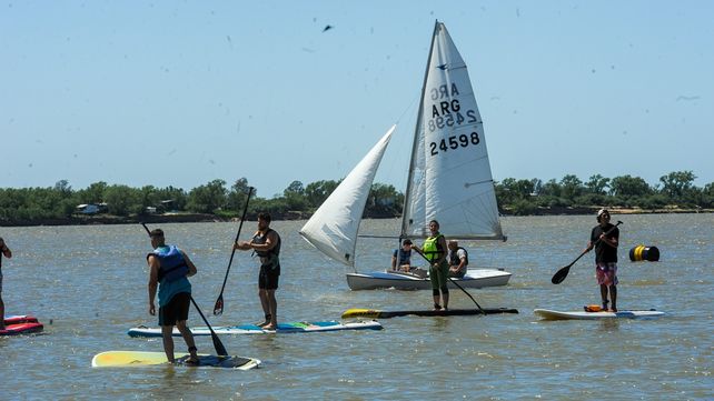 Los rosarinos vivieron a pleno sol la vuelta de las actividades náuticas.