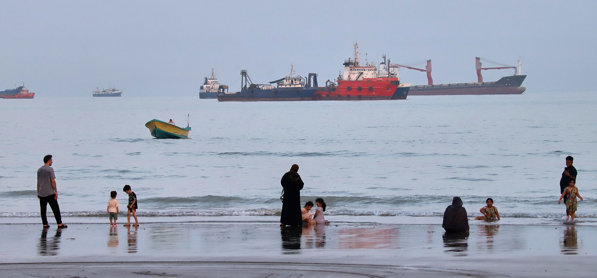 Gente pasa tiempo en la playa mientras se ven mercantes fondeados detrás en el estrecho de Ormuz, cerca de Bandar Abbas, Irán, el miércoles 5 de agosto de 2026. (Amirhosein Khorgooi/ISNA via AP Gente pasa tiempo en la playa mientras se ven mercantes fondeados detrás en el estrecho de Ormuz, cerca de Bandar Abbas, Irán, el miércoles 5 de agosto de 2026. (Amirhosein Khorgooi/ISNA via AP