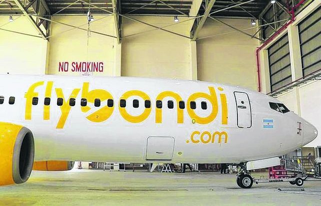 hangar. Avión de Flybondi