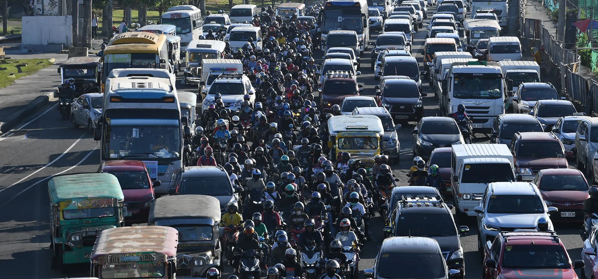 Cientos de motociclistas maniobran a través del tráfico pesado, Manila, Filipinas. Fotografía: Ted Aljibe/AFP/Getty Images Cientos de motociclistas maniobran a través del tráfico pesado, Manila, Filipinas. Fotografía: Ted Aljibe/AFP/Getty Images