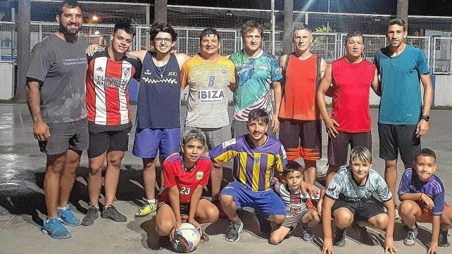 Lucas Márquez dicta una clínica de fútbol.