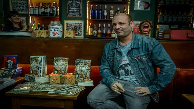 El autor. Juan Cruz Revello durante la presentación del libro en Buenos Aires.