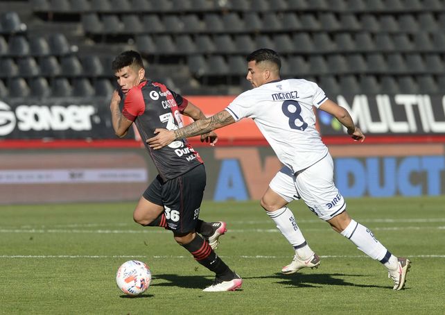 Se escapa. Castro elude al volante Méndez. Nico fue clave ante Talleres.
