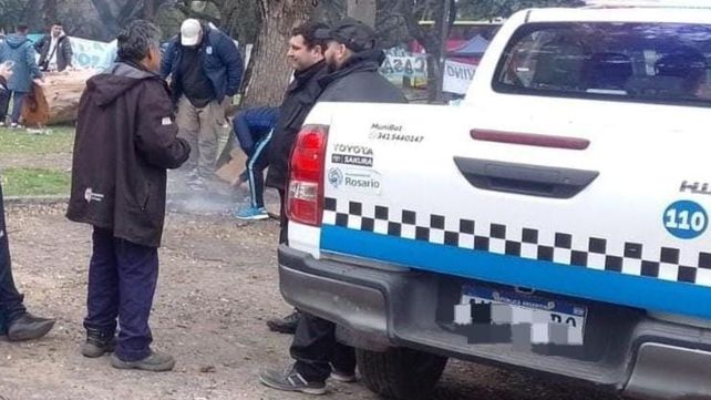 Hinchas de Atlético Tucumán quisieron armar un asado en el Parque Independencia y agentes municipales los frenaron
