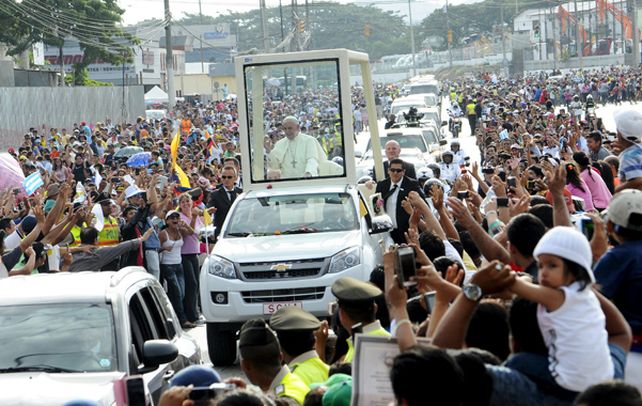 El Pontífice saluda a la multitud desde el “papamóvil” que lo transportó ayer por Guayaquil. Hoy oficiará otra misa campal en Quito.