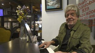 Música, maestro. Cada músico tiene su estilo. Yo escucho una melodía, vengo al piano y la saco.