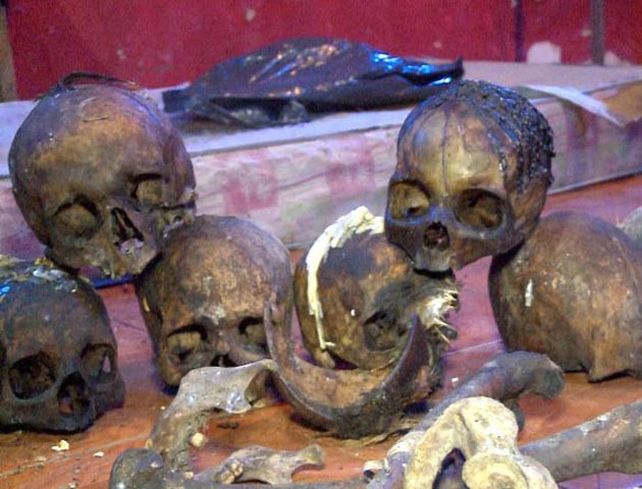 La policía encontró 15 cráneos y otras 22 piezas óseas humanas en una casa donde funcionaba un templo.