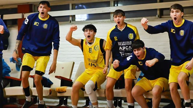 Festejo de los chicos de Gustavo Sandrini. Central avanzó en la Liga Federal y quiere extender su sueño de protagonismo en el básquet de la ciudad.