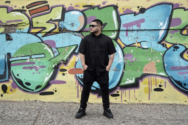 Un puntano en Rosario. Sael llegó a la ciudad para hablar de su reggaetón que ya suena por el mundo.