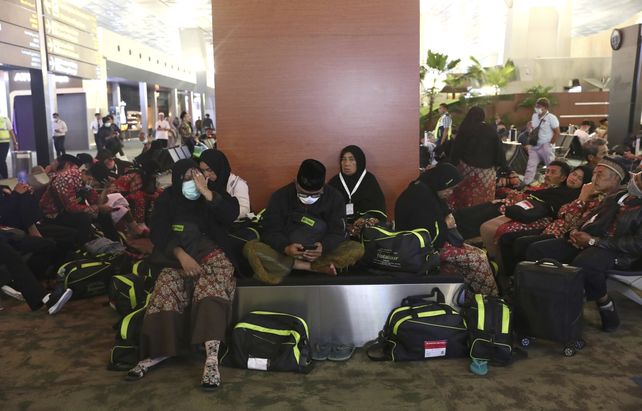 Aeropuerto. Pasajeros varados en Indonesia luego de que Arabia cerrara el ingreso de peregrinos.