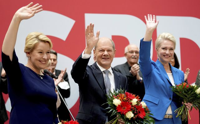 Franziska Giffey, candidata del SPD a la alcaldía de Berlín, Olaf Scholz, candidata a canciller del Partido Socialdemócrata (SPD), y Manuela Schwesig, miembro del SPD y gobernadora de Alemania del estado de Mecklemburgo-Pomerania Occidental.