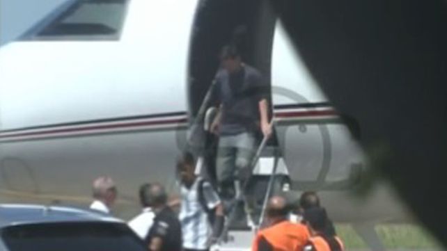 Messi volvió al país y una multitud de familias y fanáticos lo recibió en el aeropuerto de Sauce Viejo