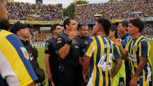 Kevin Ortiz y Francis Mac Allister les piden explicaciones a Penel y sus asistentes por los diez minutos adicionados.