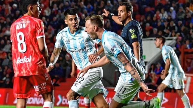 Cristian Menéndez celebra uno de sus dos goles para el triunfo de Atlético Tucumán.