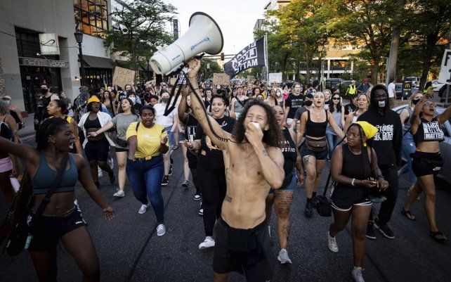 Miembros de la comunidad afroamericana marchan en Minneapolis, por Winston Boogie Smith Jr., quien fue asesinado a tiros por miembros de un grupo de trabajo de los Alguaciles de EE. UU.