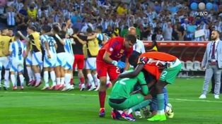 Dibu Martínez se acercó a Alexander Domínguez mientras de fondo los jugadores de la selección festejaban la clasificación.