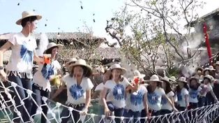 Reinas de belleza cayeron al agua tras derrumbarse el puente en el que posaban
