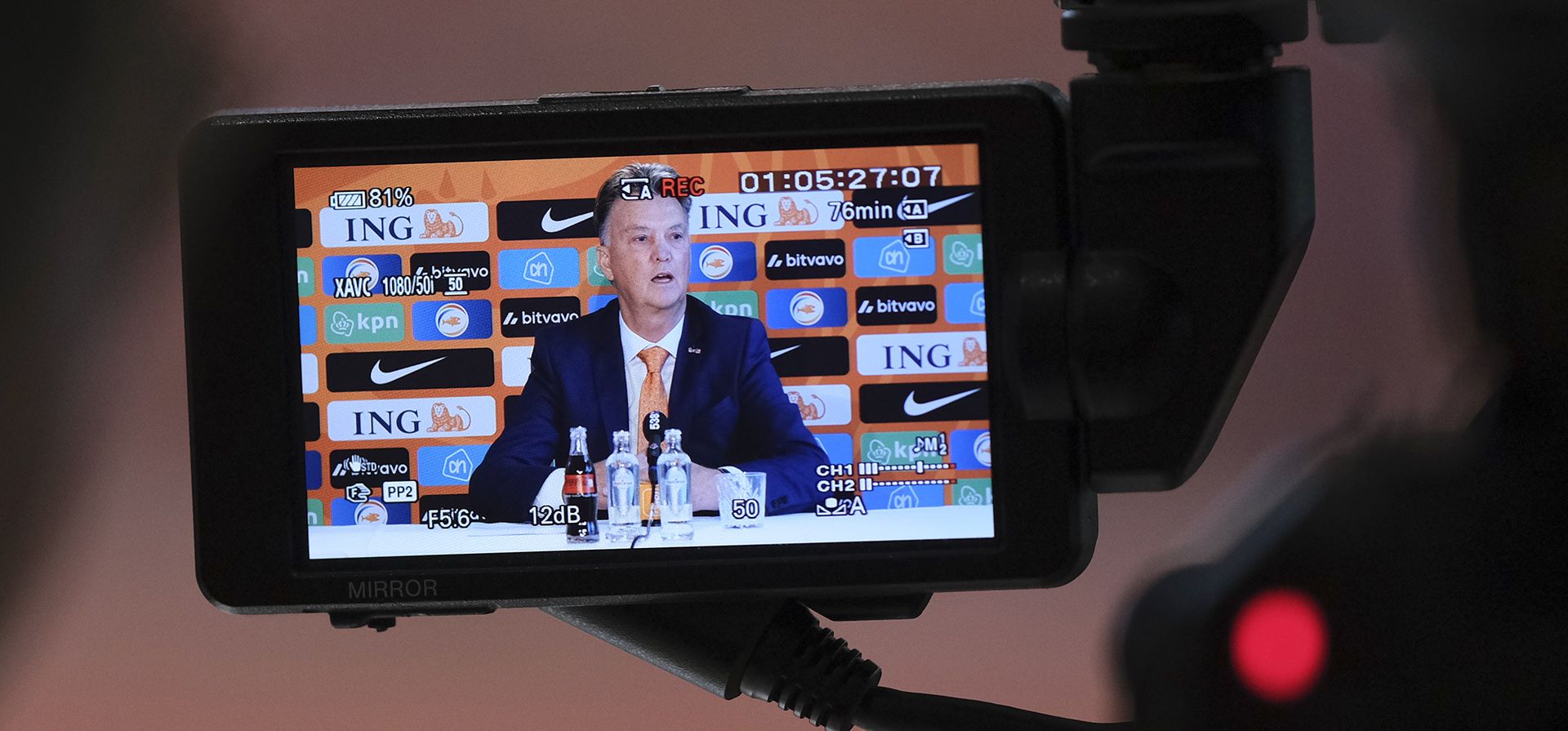 Un reportero toma fotografías del entrenador de Holanda, Louis van Gaal, mientras se reúne con los medios para anunciar el equipo de Holanda para la Copa Mundial 2022, en el campus de KNVB en Zeist, Holanda, el viernes 11 de noviembre de 2022.