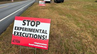 Carteles de protesta colocados en una ruta que conduce al penal de Alabama donde se llevó a cabo la ejecución.
