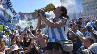 Miles esperan la Scaloneta con los rosarinos Lionel Messi y Ángel Di María en Plaza de Mayo, que por la multitud y fallas organizativas nunca llegó a destino.&nbsp;
