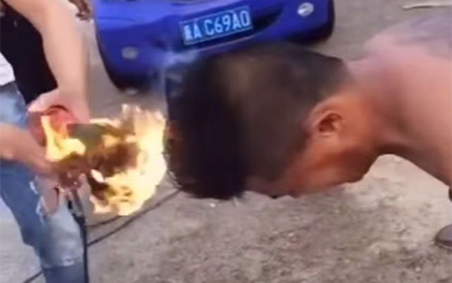 Se cortó el pelo con un taladro en llamas ¿Qué puede salir mal?
