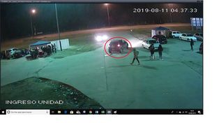 El instante en que arrancó el incidente a tiros frente a la cárcel de Piñero, captado por una cámara de penal.