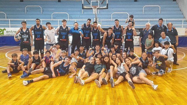 Jugadores y cuerpo técnico de Echagüe celebran el triunfo ante Salta Basket.