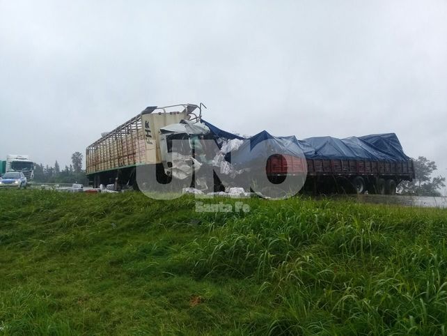 Las Palmeras: murió un camionero en un violento choque frontal con un semirremolque