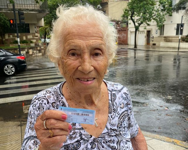 Coca muestra orgullosa su constancia de votación.