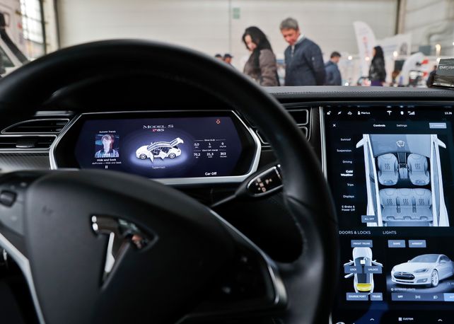 Avanzado. El tablero del Tesla S con varias pantallas multifunción.