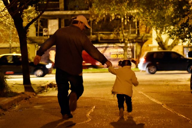 De la mano. El vínculo entre padre e hijos se ve afectado por estos procesos.