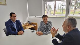 El intendente Vallejos y el senador Lewandowski durante su reunión con autoridades educativas en Reconquista.&nbsp;