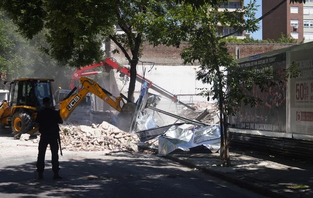 Una medianera de 40 metros de largo es derrumbó sobre la calle