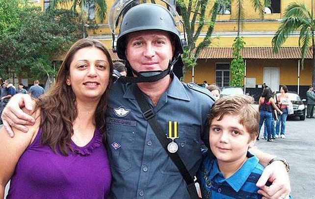 Inexplicable.  El presunto asesino múltiple junto a sus padres.